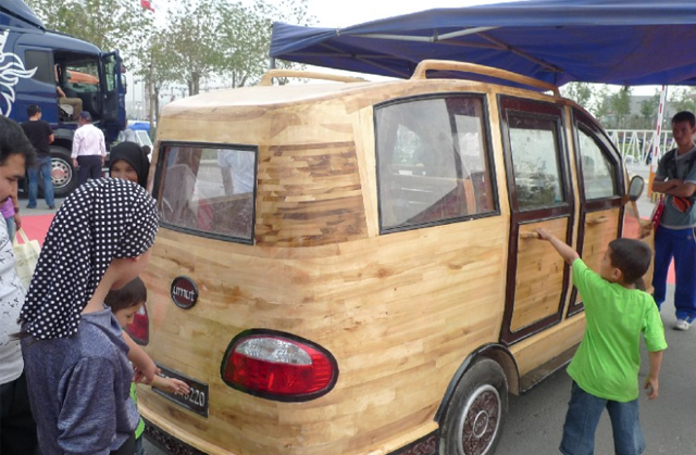Китайци направиха дървен електромобил