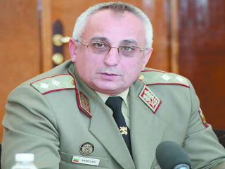 В подкрепа на Генерал-майор Груди Ангелов, началник на Военна Академия