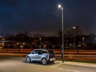 BMW обмисля вариант на зарядни колонки върху уличното осветление