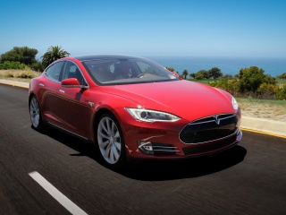 Безпилотната кола на Tesla ще се появи до три години