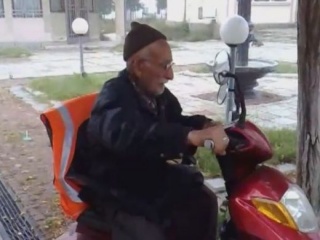 87-годишен дядо обикаля Източните Родопи с електрически мотопед