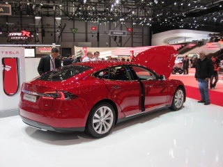 Tesla и BMW преговарят за общи батерии и карбонови части