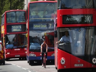 Лондон с хибридни автобуси с безжично зареждане