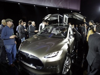 Tesla Model X образува дълъг списък с чакащи