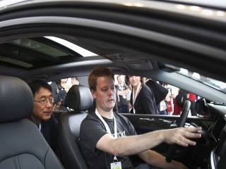 Google представи конкурента на Apple Car Play