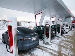 Tesla пусна най-голямата си зарядна станция за Европа