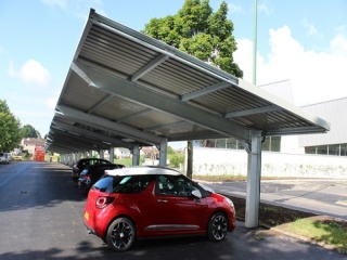 Великобритания впечатлява със соларна зарядна станция за 40 автомобили