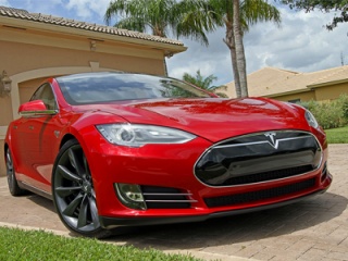 Елетрическият Tesla Model S бие Chevy Corvette на драг! (видео)