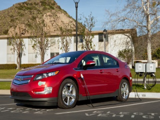 GM намалява цената на Chevy Volt с $ 5 000 за да се конкурира с Leaf и Prius