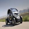 В Англия карат Renault Twizy без шофьорска книжка